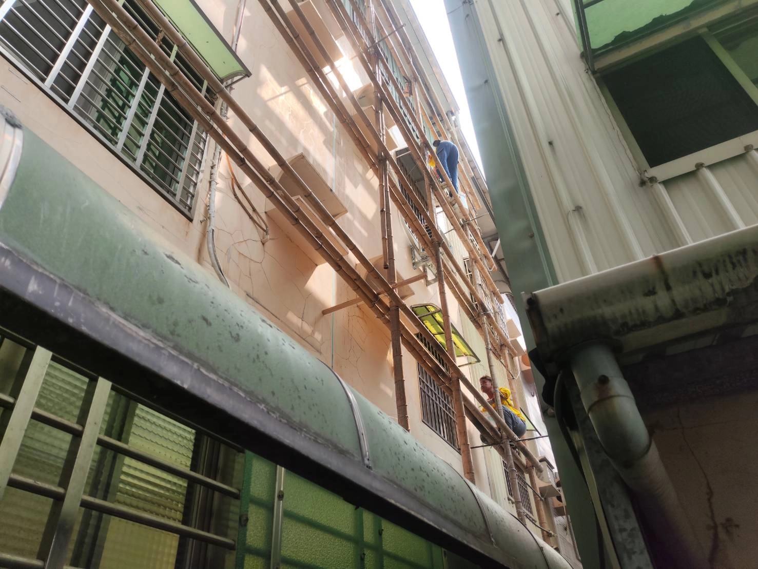 透天厝外牆龜裂防水工程施工中