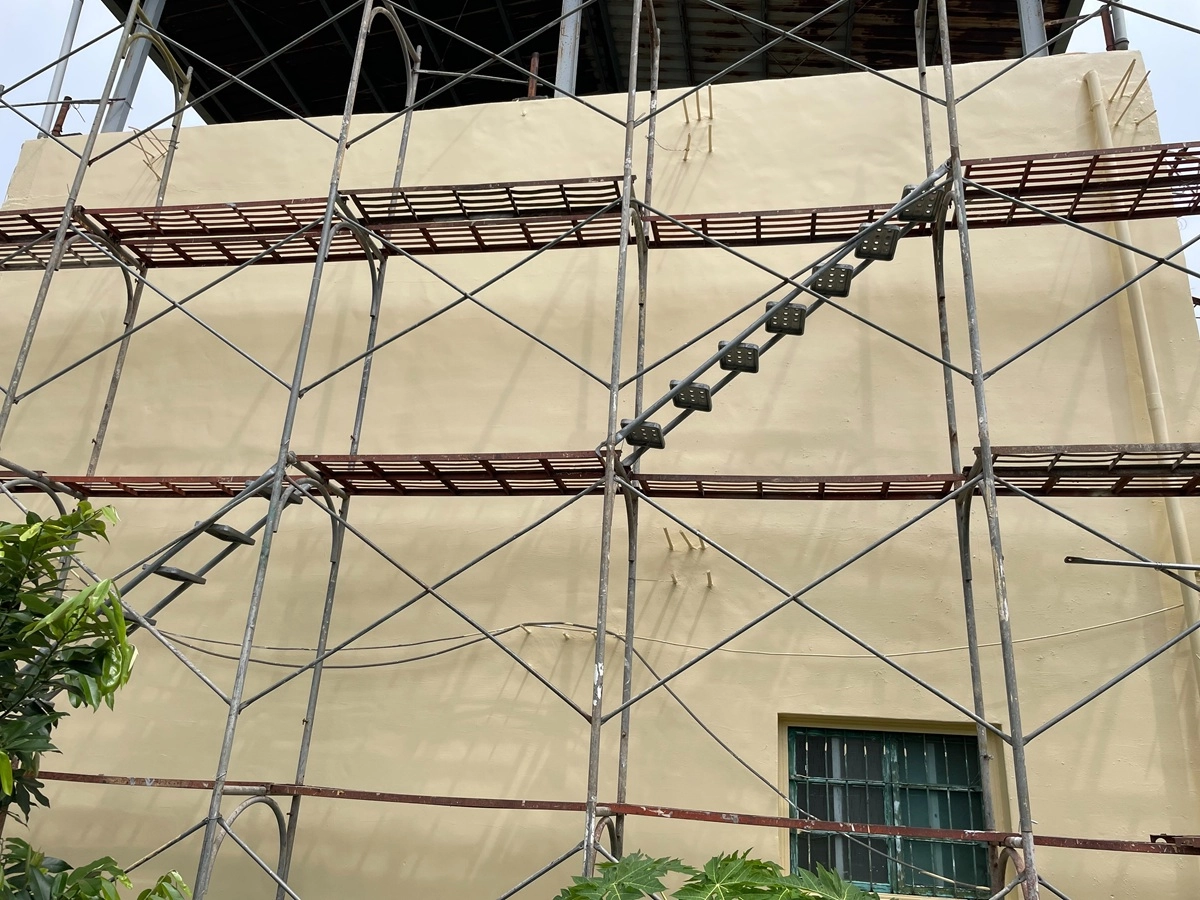 透天厝外牆防水工程施工中