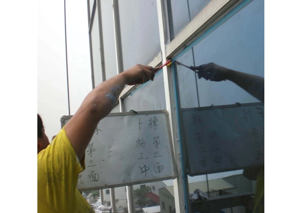 辦公大樓玻璃帷幕外牆防水工程施工中