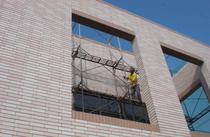 頂樓造型磁磚外牆防水工程施工中