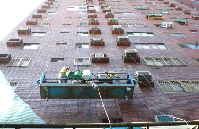 大樓磁磚外牆防水工程吊籠施工中