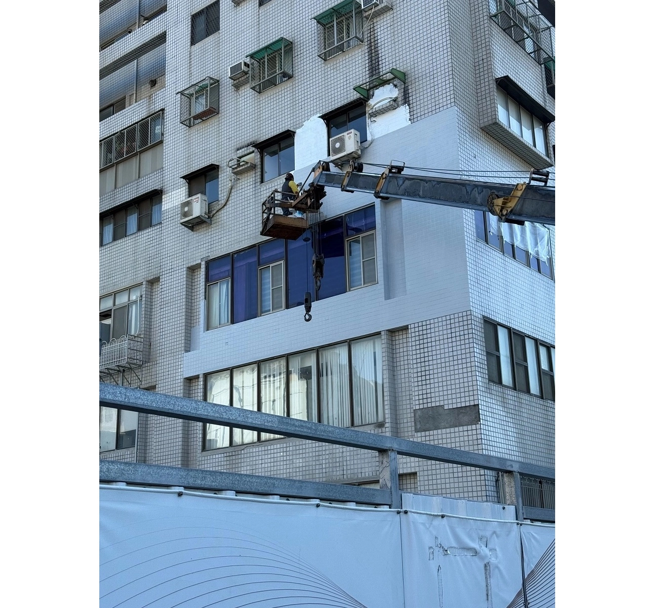 大樓磁磚外牆防水工程施工中