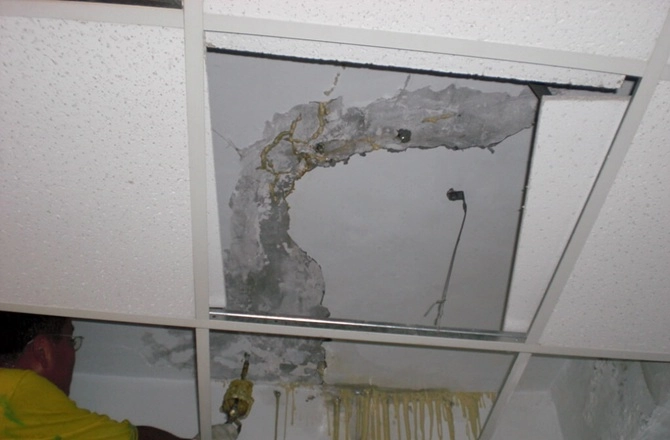 辦公室天花板及樑滲水抓漏工程施工中