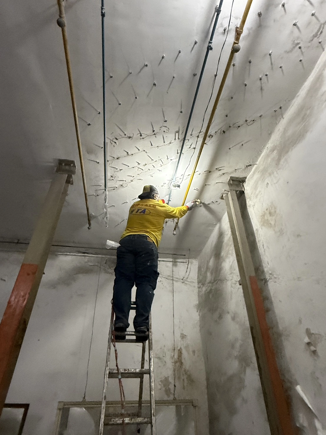 地下室天花板滲漏水抓漏施工中