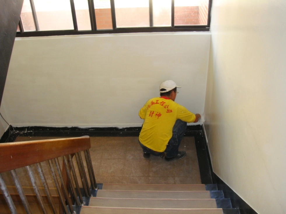 樓梯間牆面壁癌處理後粉刷復原