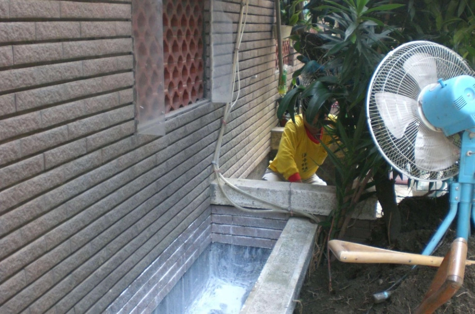 花圃滲漏水花土挖除至結構再施作防水底漆