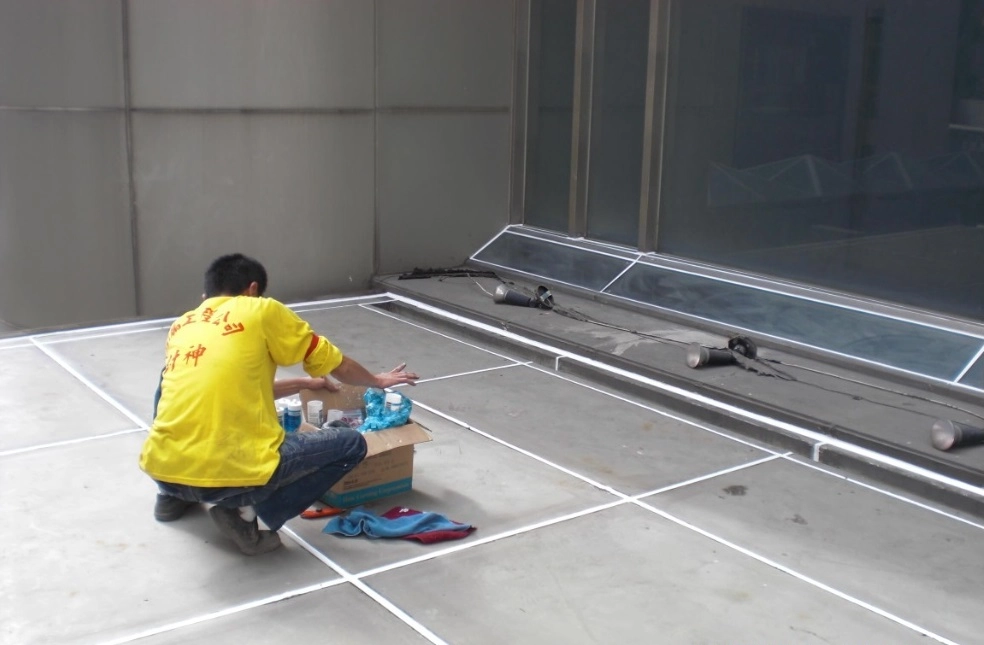 遮雨棚矽利康防水抓漏工程施工中
